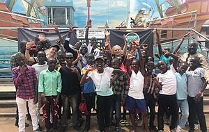 Ausflug mit den Kindern zu einem Vergnügungspark in der Hauptstadt Kampala.