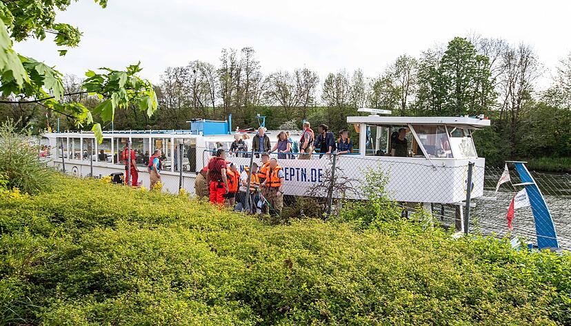 Einsatzkräfte bei der Neckar-Perle, die nun bei Remseck liegt.