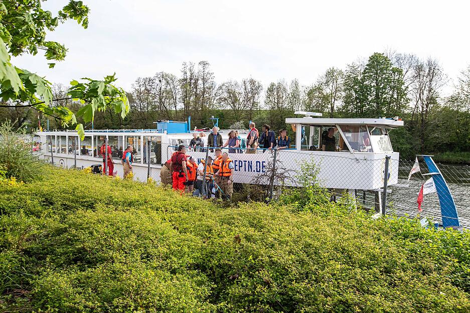 Ausflugsschiff havariert auf dem Neckar bei Remseck – Feuerwehr und DLRG im Einsatz