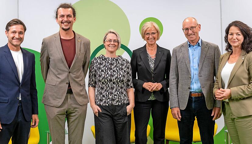Björn Steinbach (von links nach rechts), Erwin Köhler, Dr. Susanne Bublitz, Michaela Lierheimer und Jürgen Graf mit Tanja Ochs, der stellvertretenden Chefredakteurin der Heilbronner Stimme, die die Podiumsdiskussion moderierte. Sie redete mit den Experten über das emotionale Thema Gesundheitsversorgung und was die Einführung eines Primärärztesystems bringen könnte.
Foto: Mario Berger