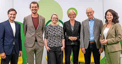 Björn Steinbach (von links nach rechts), Erwin Köhler, Dr. Susanne Bublitz, Michaela Lierheimer und Jürgen Graf mit Tanja Ochs, der stellvertretenden Chefredakteurin der Heilbronner Stimme, die die Podiumsdiskussion moderierte. Sie redete mit den Experten über das emotionale Thema Gesundheitsversorgung und was die Einführung eines Primärärztesystems bringen könnte.
Foto: Mario Berger