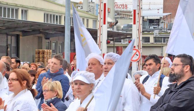 Der Schock steht den Mitarbeitern des Heilbronner Knorr-Standorts ins Gesicht geschrieben. Bei der Betriebsversammlung demonstrieren sie den Zusammenhalt &uuml;ber die drei Sparten des Standorts hinweg.
Fotos: Guido Sawatzki
