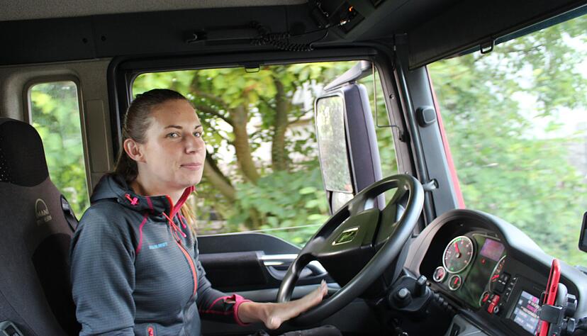 Präzise rangiert Isabell Rudi den Lastwagen in eine Hofeinfahrt. Foto: Jürgen Kümmerle Präzise rangiert Isabell Rudi den Lastwagen in eine Hofeinfahrt. Foto: Jürgen Kümmerle