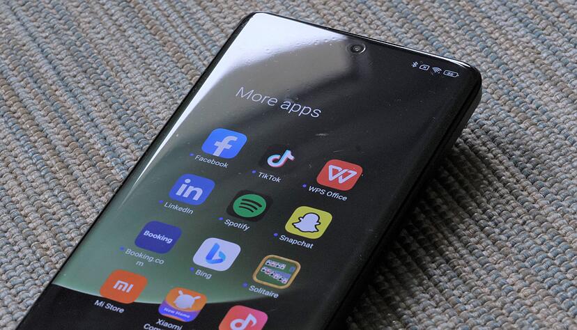 Die Selfie-Kamera hat Xiaomi fast unsichtbar ins 13 Ultra integriert. Das kann man von den vielen vorinstallierten Bloatware-Apps nicht behaupten. Die Selfie-Kamera hat Xiaomi fast unsichtbar ins 13 Ultra integriert. Das kann man von den vielen vorinstallierten Bloatware-Apps nicht behaupten.