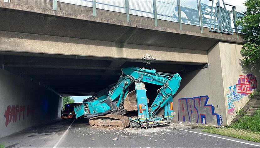 Lkw steckt an Autobahn-Unterführung unter der A81 fest. Lkw steckt an Autobahn-Unterführung unter der A81 fest.