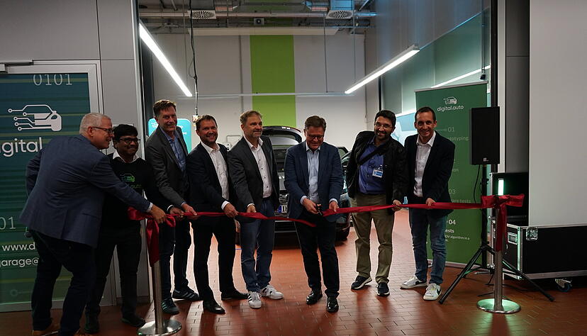 Bosch-Personalvorstand Stefan Grosch (Dritter von rechts) bei der Er&ouml;ffnung der Digital Auto Garage bei Bosch Engineering in Abstatt.