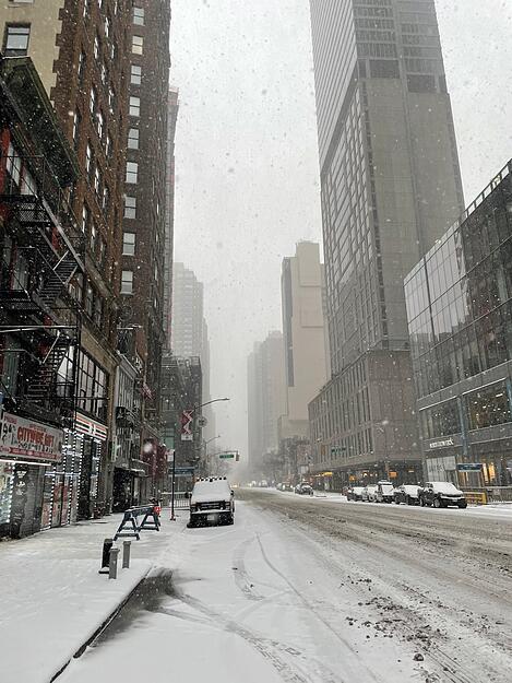 Mit im Flugzeug sollte auch Schwester Lina sitzen, die die letzten Monate in der Metropole verbracht hatte und nun zum Abschluss ihre Familie zu Besuch hatte. Mit im Flugzeug sollte auch Schwester Lina sitzen, die die letzten Monate in der Metropole verbracht hatte und nun zum Abschluss ihre Familie zu Besuch hatte.