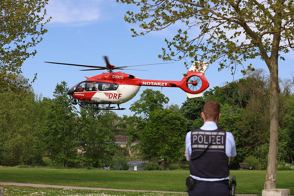 Die Rettungskr&auml;fte f&uuml;hrten in Lauffen medizinische Ma&szlig;nahmen durch. Zun&auml;chst war nichts &uuml;ber den Gesundheitszustand bekannt.