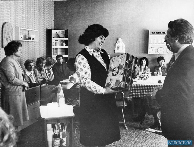 1977: Elsa Sitter erh&auml;lt zur Einweihung des Meseno-Zentrums in Heilbronn ein Geschenk vom Vorsitzenden der Arbeiterwohlfahrt Siegfried Walzel.