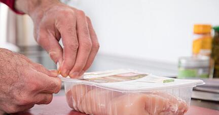 Schutz vor Krankheitserregern: Frisches Fleisch sollten Verbraucher erst kurz vor der Zubereitung aus dem Kühlschrank holen.