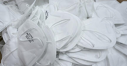 FFP-2-Masken liegen in einer Halle der EPG Pausa GmbH in einem Karton. Das Unternehmen produziert hauptsächlich Leichtbauteile für die Autoindustrie, die Schutzmasken wurden gerade vom TÜV zertifiziert. (zu dpa "Trotz tausendfacher Verstöße breite Akzeptanz der Schutzmasken") +++ dpa-Bildfunk +++ FFP-2-Masken liegen in einer Halle der EPG Pausa GmbH in einem Karton. Das Unternehmen produziert hauptsächlich Leichtbauteile für die Autoindustrie, die Schutzmasken wurden gerade vom TÜV zertifiziert. (zu dpa "Trotz tausendfacher Verstöße breite Akzeptanz der Schutzmasken") +++ dpa-Bildfunk +++