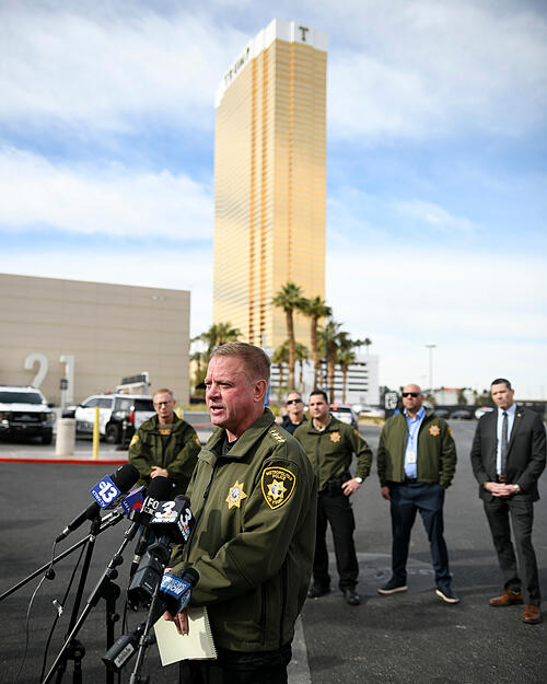 Kevin McMahill, Sheriff von Clark County, informiert die Medien über den Brand und die Explosion eines Tesla Cybertruck vor dem Trump International Hotel.