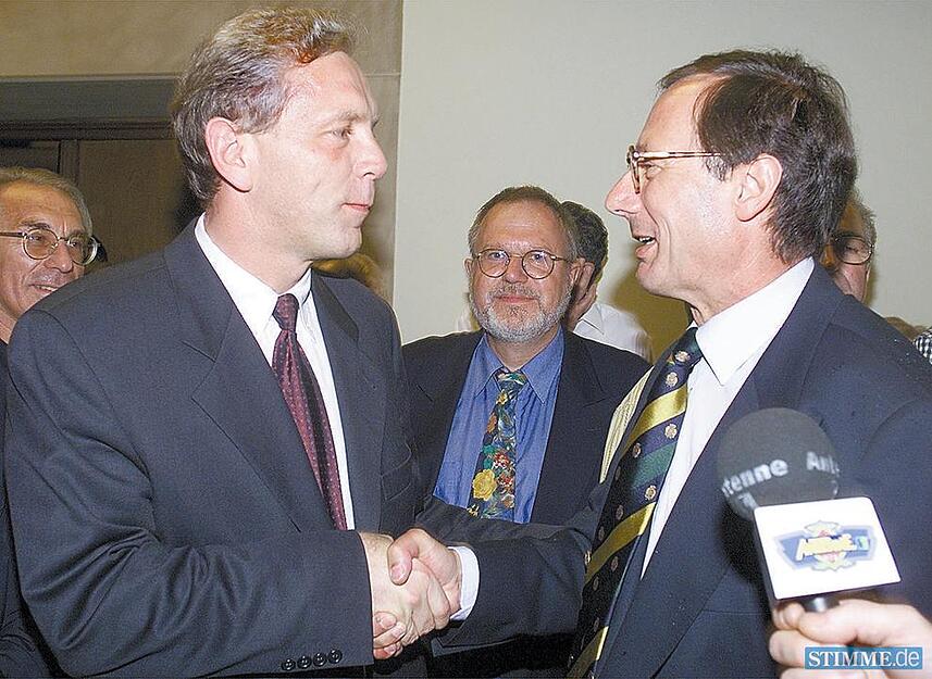 Zusammengestellt von Archiv und Dokumentation der Heilbronner Stimme 

Mitbewerber Harry Mergel (l) gratuliert am 27. Juni 1999 dem OB-Wahl-Gewinner Helmut Himmelsbach. Eine Szene, für die es viel Beifall gibt. Himmelsbach: "Es werden keine Wunden bleiben". Mit 59,8 Prozent der Wählerstimmen zieht der bisherige Heidenheimer OB ins Heilbronner Rathaus ein.