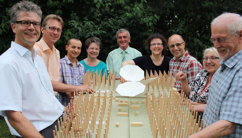Ralph Binder, Klaus Kempter, Johannes B&ouml;rnert, Silke Rappold, G&uuml;nter Weber, Kerstin Reimann, Sieghard Kurz, Heide Graf-Saile und G&uuml;nther Saile (von links) pr&auml;sentieren das Modell des kirchlichen Ortes "Kreuz + mehr" auf der Landesgartenschau.
Foto: Regina Koppenh&ouml;fer