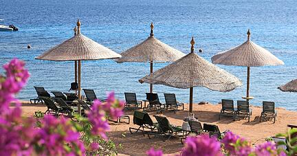 Leere Strandliegen am Roten Meer in &Auml;gypten: Auch f&uuml;r dieses beliebte Urlaubsland wurde die Reisewarnung erneut verl&auml;ngert.
Foto: dpa