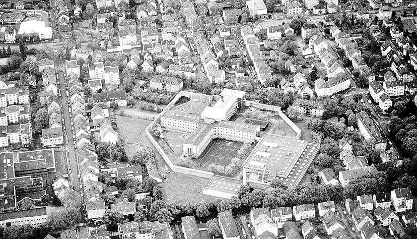 Zusammengestellt von Archiv und Dokumentation der Heilbronner Stimme 
Luftbild aus dem Jahr 2000 vom Heilbronner Gefängnis mit Sportplatz und Sporthalle in der Steinstraße.