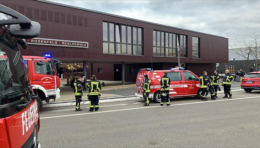 Großeinsatz der Feuerwehr nach Gasaustritt an der Selma-Rosenfeld-Realschule in Eppingen.