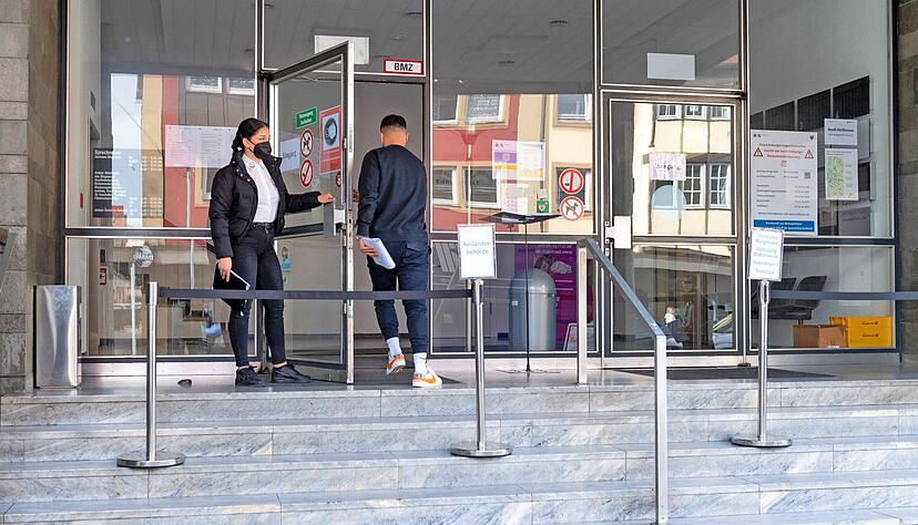 Abstand, getrennte Eingänge, Security: Der Eingang zum Rathaus der Stadt Heilbronn wird immer noch stark reglementiert.
Foto: Archiv/Berger Abstand, getrennte Eingänge, Security: Der Eingang zum Rathaus der Stadt Heilbronn wird immer noch stark reglementiert.
Foto: Archiv/Berger