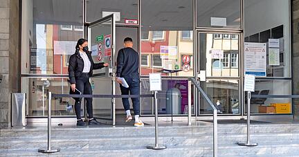 Abstand, getrennte Eingänge, Security: Der Eingang zum Rathaus der Stadt Heilbronn wird immer noch stark reglementiert.
Foto: Archiv/Berger
