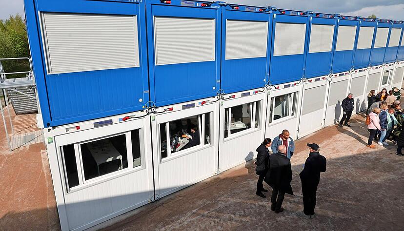 Flüchtlinge wohnen in manchen Kommunen schon in Containerbauten. Foto: Bernd Wüstneck/dpa +++ dpa-Bildfunk +++ Flüchtlinge wohnen in manchen Kommunen schon in Containerbauten. Foto: Bernd Wüstneck/dpa +++ dpa-Bildfunk +++