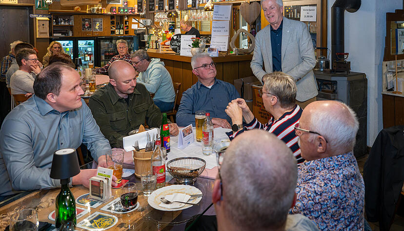 Stimme-Chefredakteur Uwe Ralf Heer diskutierte bei der Bei der Lokaltour im Gasthaus Falken in Neudenau angeregt mit den Lesern. Stimme-Chefredakteur Uwe Ralf Heer diskutierte bei der Bei der Lokaltour im Gasthaus Falken in Neudenau angeregt mit den Lesern.