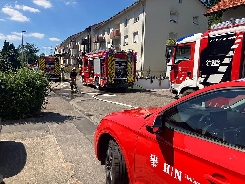 Feuerwehr und Rettungsdienst sind am Samstag in Heilbronn-Frankenbach im Einsatz.