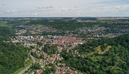 Der Mietspiegel gilt nur für Mietwohnungen und vermietete Häuser auf dem nicht preisgebundenen Wohnungsmarkt im Wohnflächenbereich zwischen 30 und 150 Quadratmeter in Künzelsau und allen Stadtteilen. Der Mietspiegel gilt nur für Mietwohnungen und vermietete Häuser auf dem nicht preisgebundenen Wohnungsmarkt im Wohnflächenbereich zwischen 30 und 150 Quadratmeter in Künzelsau und allen Stadtteilen.