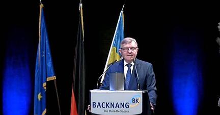 Backnangs Erster B&uuml;rgermeister Siegfried Janocha verk&uuml;ndet am Sonntagabend das Ergebnis der OB-Wahl.
Screenshots: Armin R&ouml;&szlig;ler