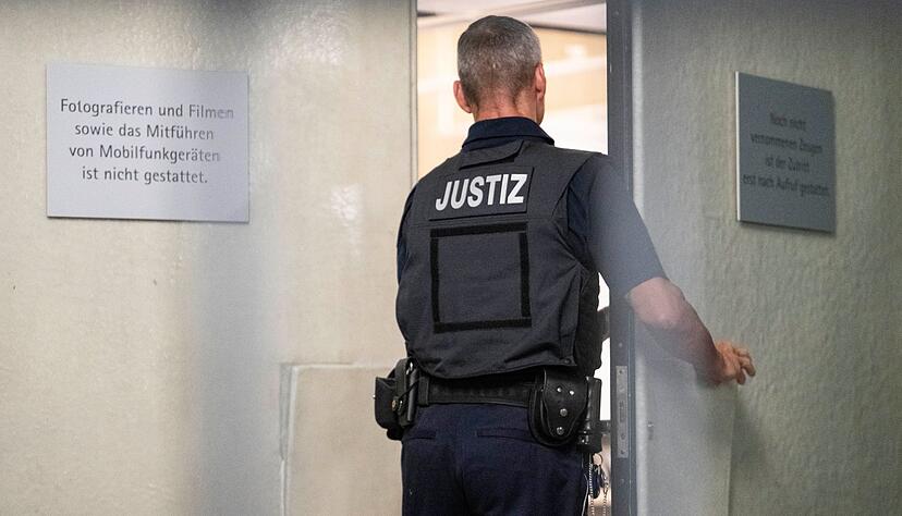 Ein Justizbeamter schließt beim Auftakt im Prozess gegen drei mutmaßliche IS-Sympathisanten die Tür zu einem Saal des Landgerichts Mannheim. Ein Justizbeamter schließt beim Auftakt im Prozess gegen drei mutmaßliche IS-Sympathisanten die Tür zu einem Saal des Landgerichts Mannheim.