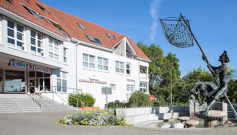 Der Linsafamer-Brunnen stammt von Dieter Läpple. Er steht für den Spitznamen der Neckargartacher, denn anstelle von Fisch angelten sie verdorbene Linsen der Reichsstädter aus dem Neckar, um sie ihnen dann wieder zu verkaufen.
Foto: Andreas Veigel