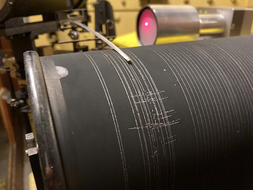 Ged&auml;mpft, austariert und mit einer 2200-fachen Verst&auml;rkung zeigen die Schreiber jede Bewegung des Pendels an - ob sie von einem Beben oder auch nur von einer Besuchergruppe ausgel&ouml;st wurde.