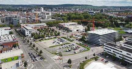 Auf der Schotterfläche an der Füger-/Edisonstraße (vorne) entsteht unter anderem der neue Media Markt. Rechts daneben das Parkhaus mit 423 Stellplätzen.
Foto: Ralf Seidel