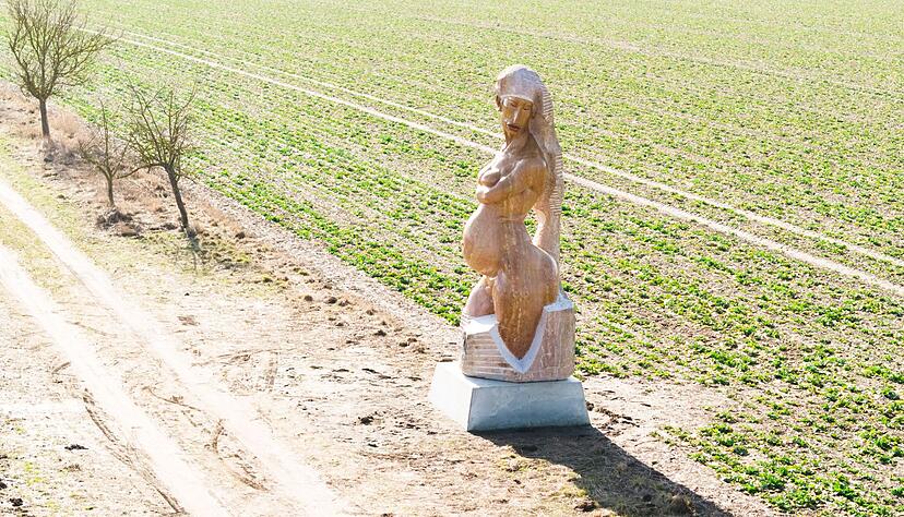 Die Skulptur ist rund 6,20 Meter hoch.