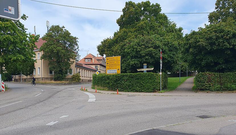 Am Lindenplatz in Meimsheim ist ein Kreisverkehr mit 28 Metern Durchmesser geplant − dafür müsste in den Lindenplatz eingegriffen werden.
Foto: Möllers Am Lindenplatz in Meimsheim ist ein Kreisverkehr mit 28 Metern Durchmesser geplant − dafür müsste in den Lindenplatz eingegriffen werden.
Foto: Möllers
