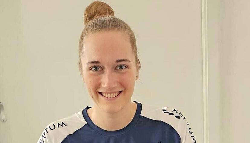 Die Tinte ist trocken: Meret Ossenkopp wird in der nächsten Saison mit Iva van der Linden das Duo auf der rechten Außenbahn der Sport-Union Neckarsulm bilden. Die Tinte ist trocken: Meret Ossenkopp wird in der nächsten Saison mit Iva van der Linden das Duo auf der rechten Außenbahn der Sport-Union Neckarsulm bilden.