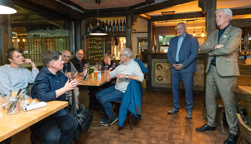 Im Gespr&auml;ch &uuml;ber die Zukunft Leingartens: Chefredakteur Uwe Ralf Heer (von rechts), Ralf Steinbrenner und Leser der Heilbronner Stimme.