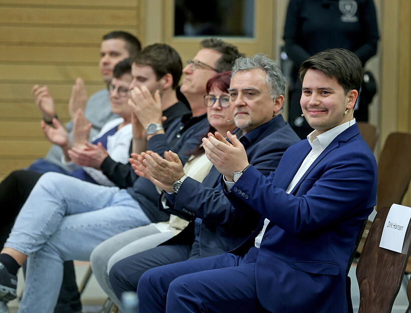 Themen wie Finanzen, Vereinsleben und Infrastruktur stehen im Mittelpunkt der Diskussion.