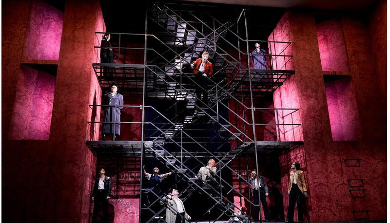 Im diesem Treppenhaus, einem Durchgangsraum, finden die intellektuellen Auseinandersetzungen statt.
Foto: Studio M42