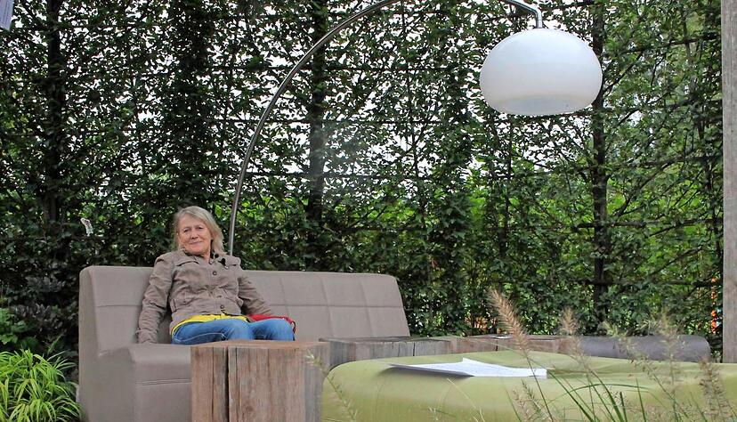 Rosemarie Messer sitzt auf dem Sofa, für das sie sich interessiert. Davor liegt der Teppich, den sie bereits gekauft hat.Fotos: Renk (1)/Tscherwitschke (3) Rosemarie Messer sitzt auf dem Sofa, für das sie sich interessiert. Davor liegt der Teppich, den sie bereits gekauft hat.Fotos: Renk (1)/Tscherwitschke (3)