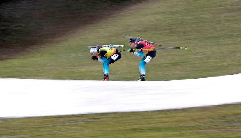 Ein weißes Band, drumherum braun und grau: In Nove Mesto kämpfen die Veranstalter mit den warmen Temperaturen. Auf die Skitechniker wartet viel Arbeit.
Foto: dpa Ein weißes Band, drumherum braun und grau: In Nove Mesto kämpfen die Veranstalter mit den warmen Temperaturen. Auf die Skitechniker wartet viel Arbeit.
Foto: dpa