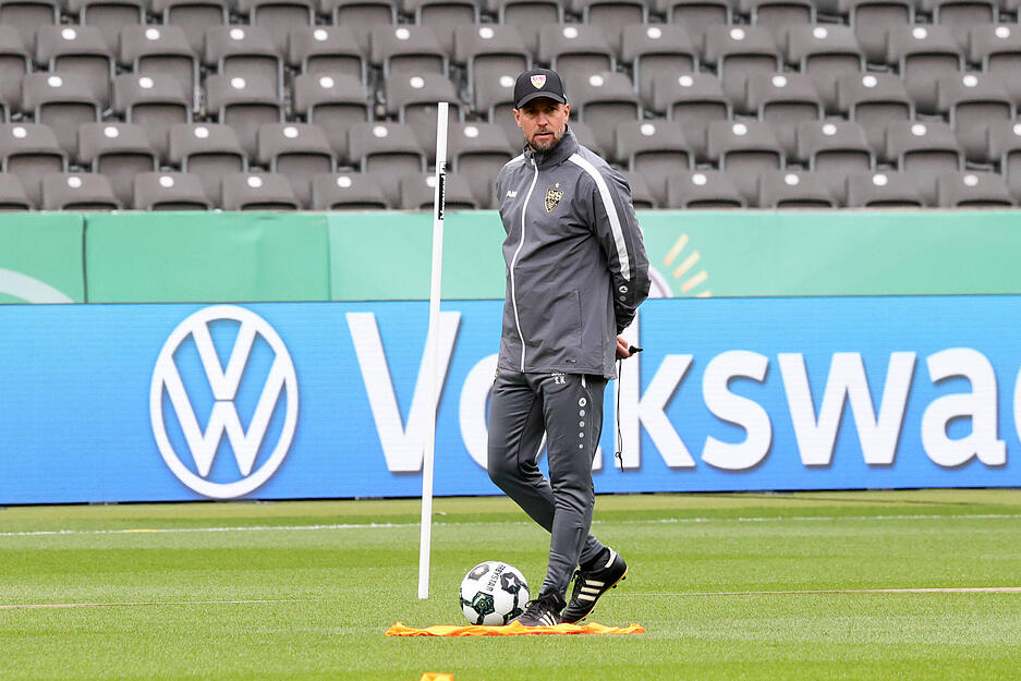 Weit weg, dem Titel aber ganz nah: VfB Stuttgart und Trainer Sebastian Hoeneß fehlt noch der Sieg gegen Arminia Bielefeld. Weit weg, dem Titel aber ganz nah: VfB Stuttgart und Trainer Sebastian Hoeneß fehlt noch der Sieg gegen Arminia Bielefeld.