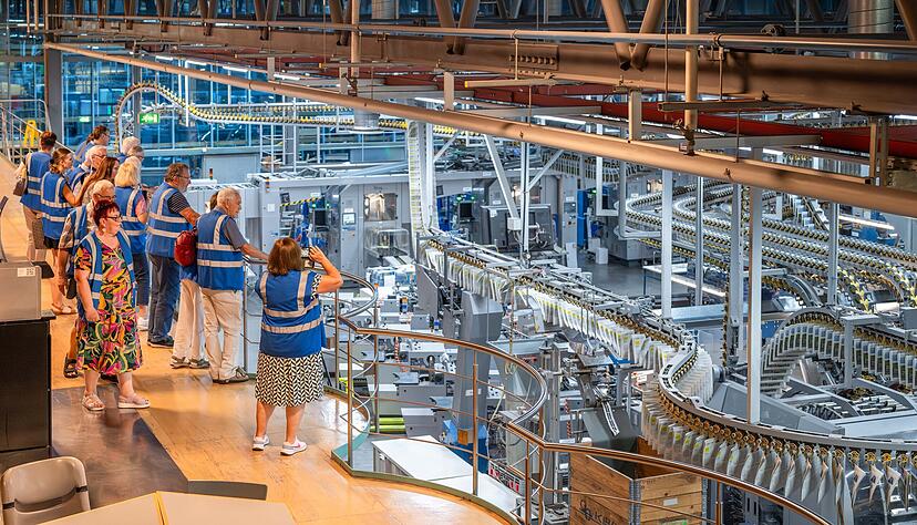 Das sieht man nicht alle Tage: Ein F&ouml;rderband bringt die frisch gedruckten Zeitungen in die Lagerhalle zum Versand. Fotos: Christiana Kunz