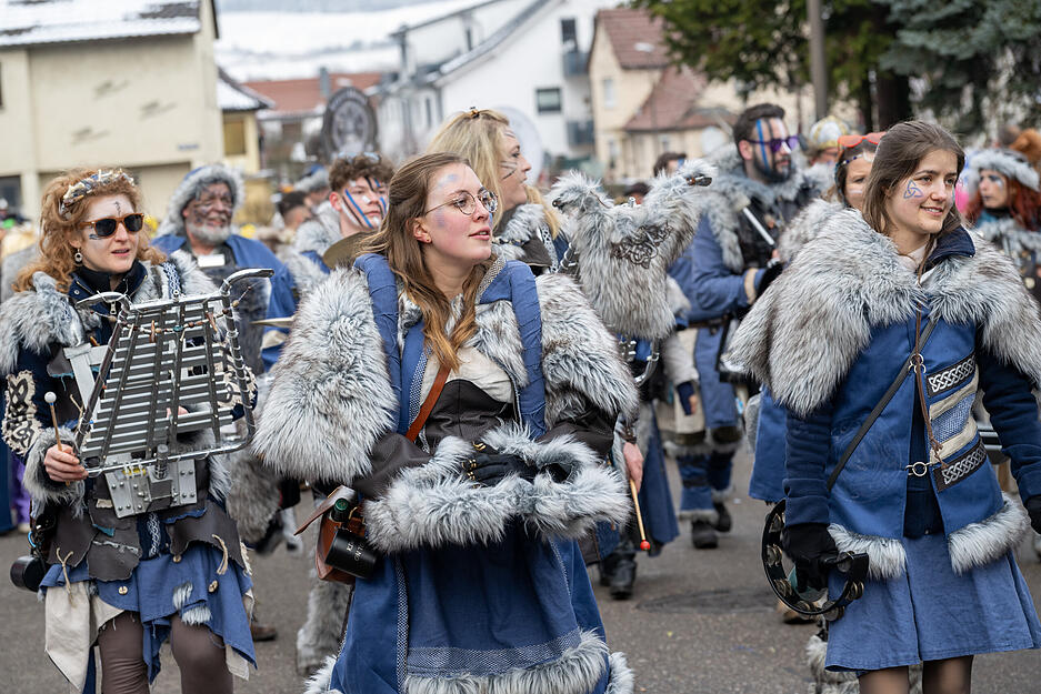 Beim in Faschingsumzug Ellhofen trotzt das trübe Wetter den Narren maximal ein Achselzucken ab.