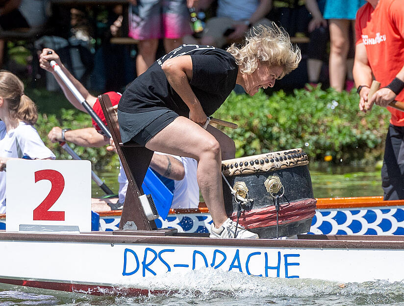 Mit lauten Trommeln motivierten sich die Mannschaften, um beim Böckinger Drachenbootcup über sich hinauszuwachsen. Mit lauten Trommeln motivierten sich die Mannschaften, um beim Böckinger Drachenbootcup über sich hinauszuwachsen.