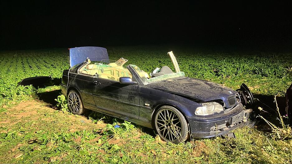 Eine Frau musste aus ihrem BMW befreit werden.