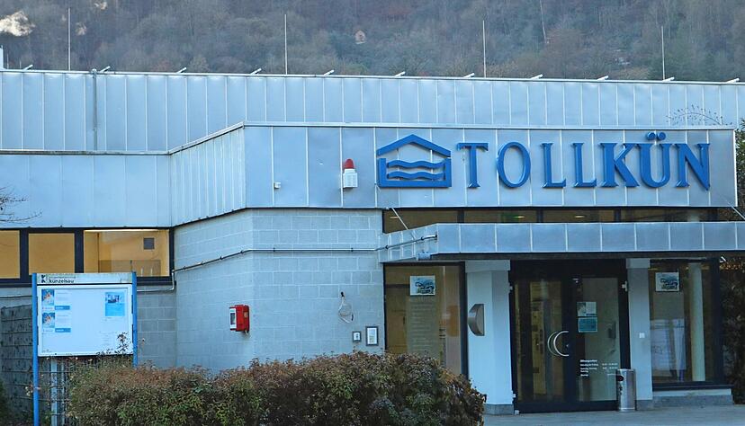 Das Hallenbad Tollk&uuml;n wurde zuletzt im Jahr 2000 umfassend saniert und erweitert. 25 Jahre sp&auml;ter ist klar: Es muss wieder erneuert werden &ndash; am besten mit finanzieller Hilfe des Bundes.