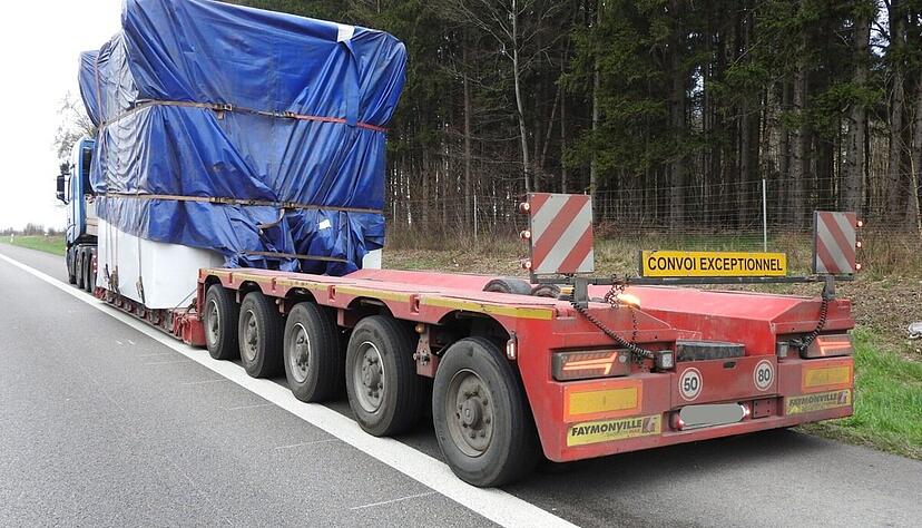 F&uuml;r diesen Schwertransporter geht es zun&auml;chst nicht weiter. Er steht seit Tagen auf einem A6-Rastplatz.