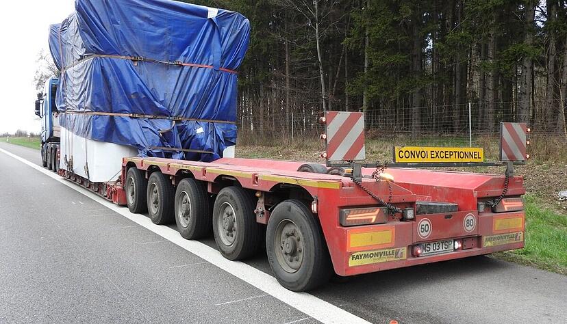 Der Schwertransport wurde von der Polizei auf den Rastplatz Reu&szlig;enberg geleitet. Dort steht er nun schon einige Tage.