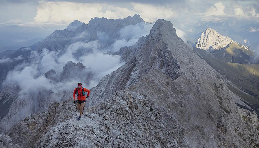 Die Überschreitung des Wettersteingrats in nur 35 Stunden im vergangenen Sommer war extrem fordernd. Dabei ist ein Film entstanden. Fotos: privat Die Überschreitung des Wettersteingrats in nur 35 Stunden im vergangenen Sommer war extrem fordernd. Dabei ist ein Film entstanden. Fotos: privat