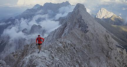 Die Überschreitung des Wettersteingrats in nur 35 Stunden im vergangenen Sommer war extrem fordernd. Dabei ist ein Film entstanden.
Fotos: Die Überschreitung des Wettersteingrats in nur 35 Stunden im vergangenen Sommer war extrem fordernd. Dabei ist ein Film entstanden.
Fotos: